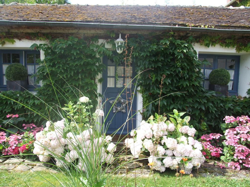 Les Glycines Bed & Breakfast Ury Eksteriør bilde