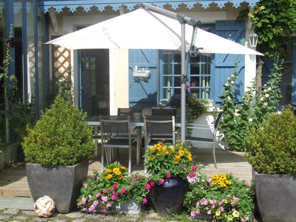 Les Glycines Bed & Breakfast Ury Eksteriør bilde