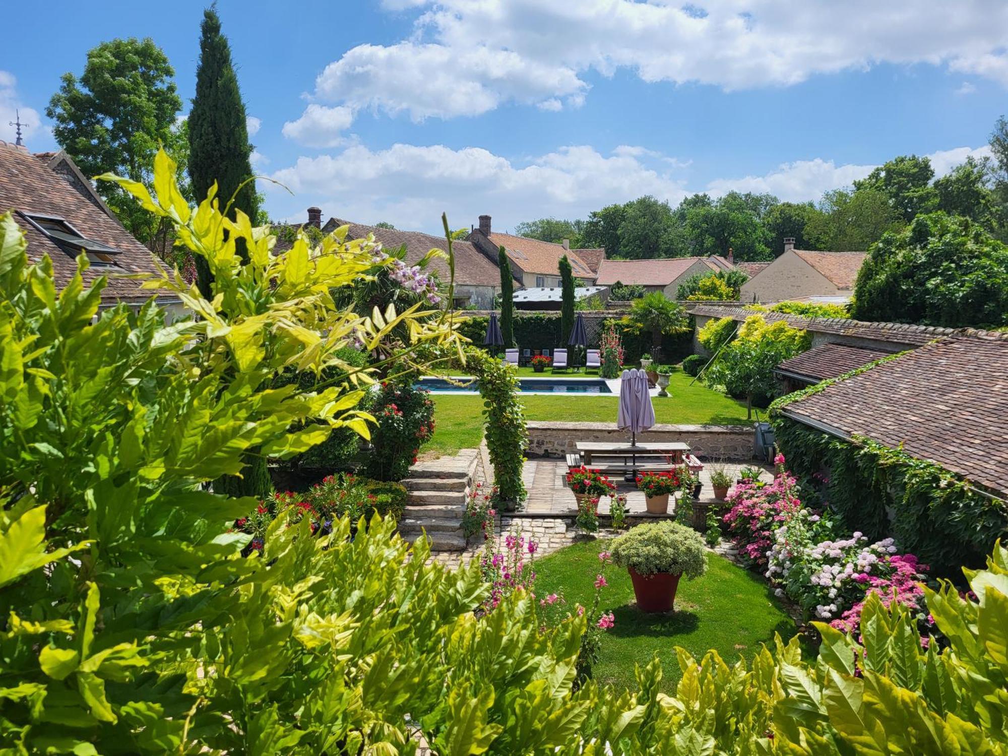 Les Glycines Bed & Breakfast Ury Eksteriør bilde