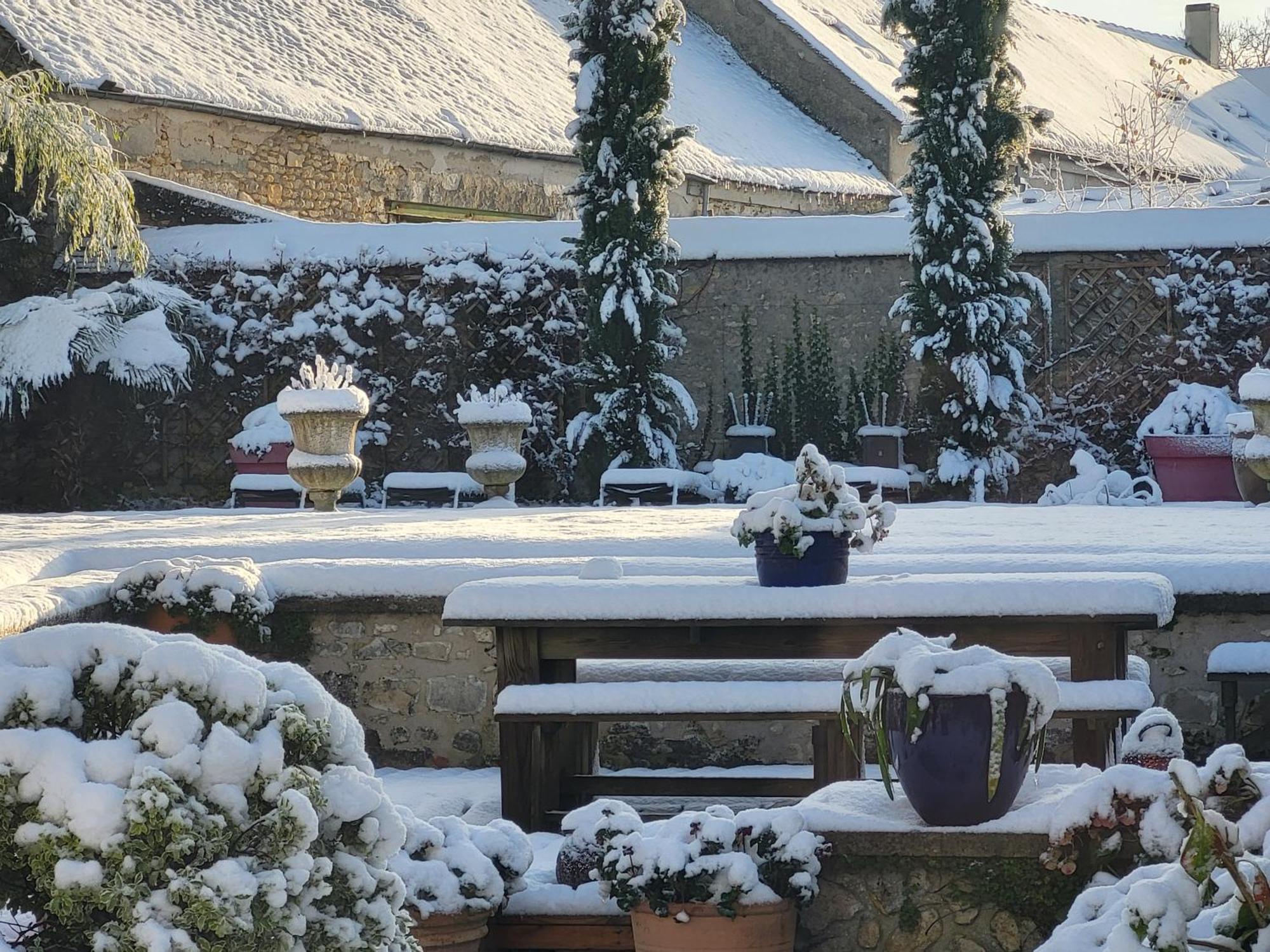Les Glycines Bed & Breakfast Ury Eksteriør bilde