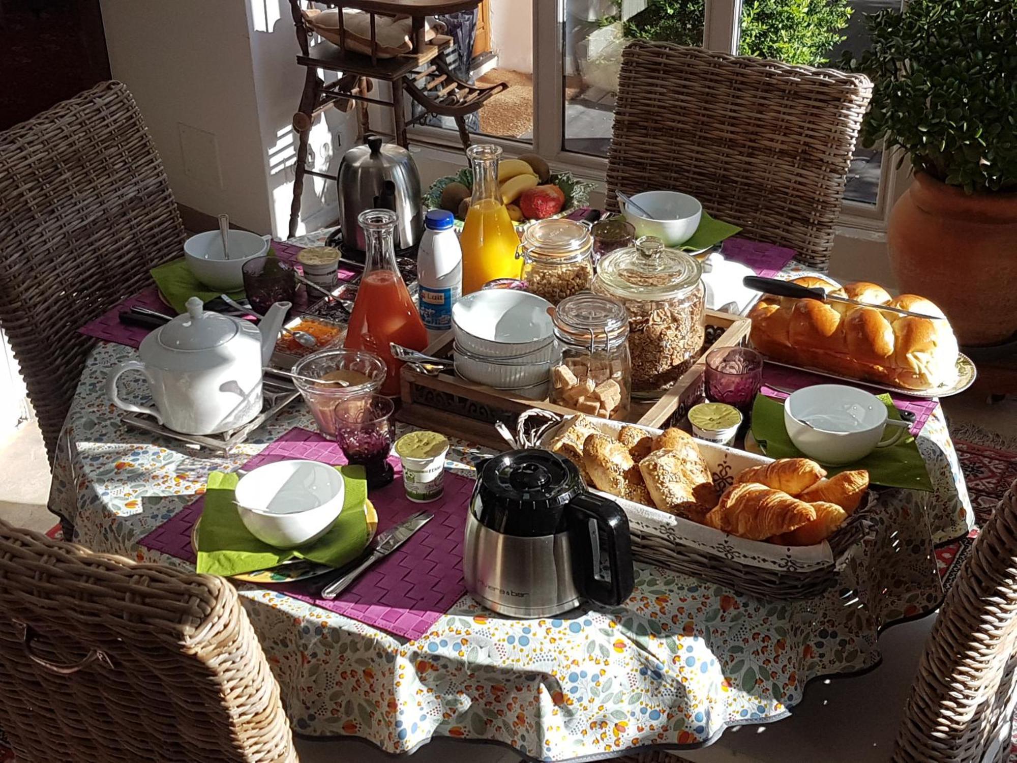 Les Glycines Bed & Breakfast Ury Eksteriør bilde